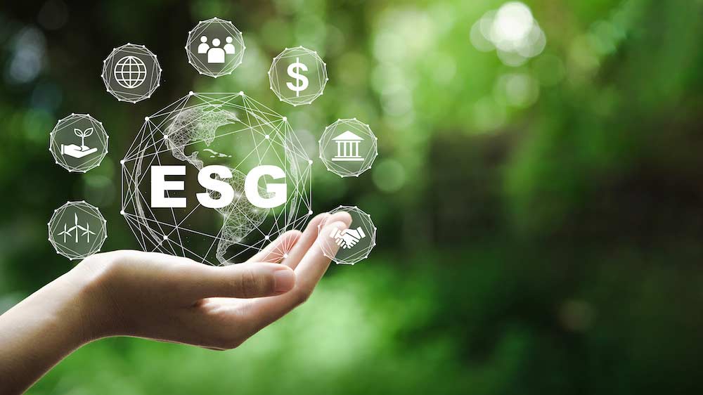 En hand med en illustrerad ESG ikon