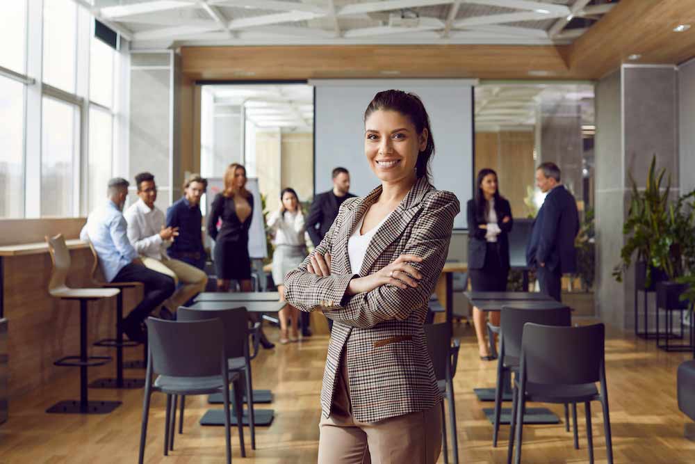 Glad affärskvinna som håller en ledarskapsutbildning