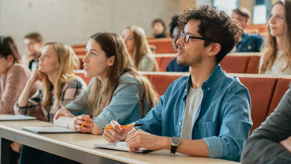 En aula med elever som lyssnar på en föreläsning